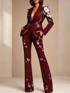 Traje de dos piezas compuesto por blazer y pantalón de un solo botón con estampado floral negro.
