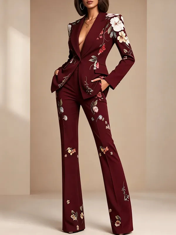 Traje de dos piezas compuesto por blazer y pantalón de un solo botón con estampado floral negro.