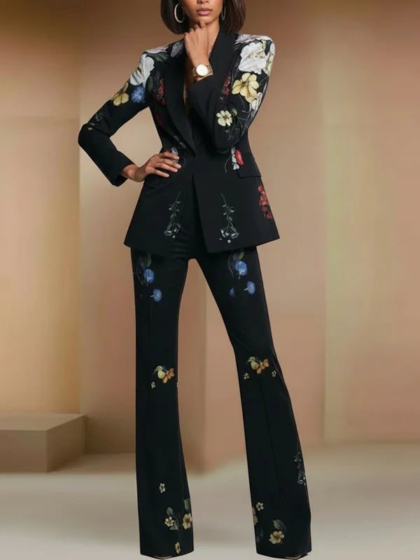 Traje de dos piezas compuesto por blazer y pantalón de un solo botón con estampado floral negro.