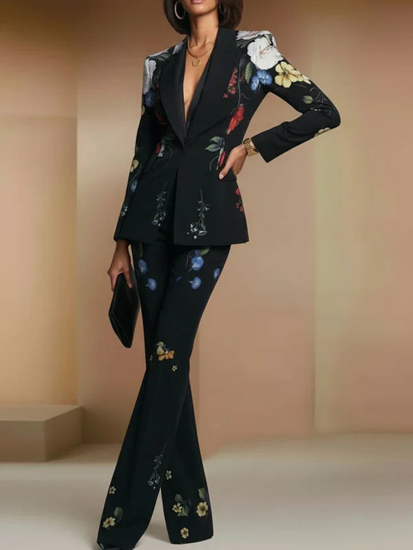 Traje de dos piezas compuesto por blazer y pantalón de un solo botón con estampado floral negro.