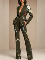 Traje de dos piezas compuesto por blazer y pantalón de un solo botón con estampado floral negro.